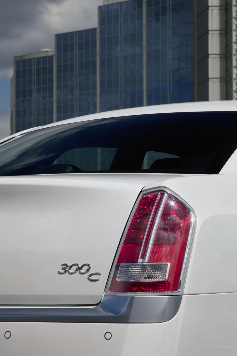 Chrysler 300C 2012 года  (UK) (фото 26 из 91)